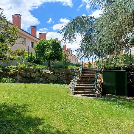 Casa Con Jardin Y Piscina En Muros